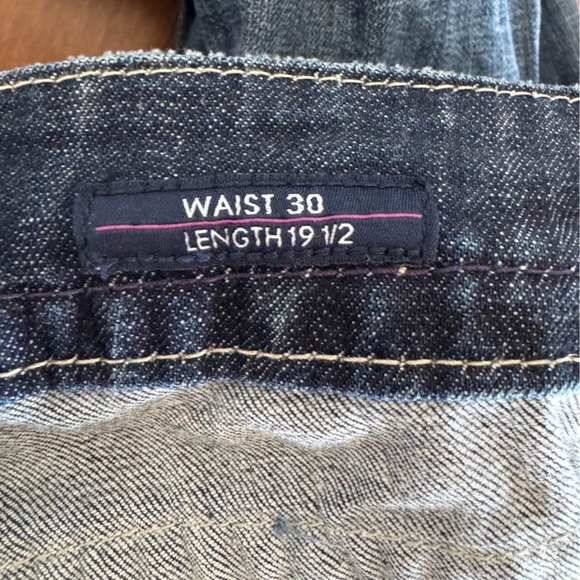 Beautiful women's Capris with detail - Picture 4 of 4